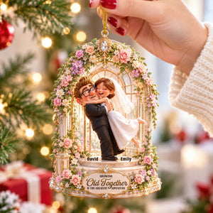 Hugging Couple Ornament - Personalized Gifts For Couple Christmas Ornament 06TTQN180926